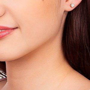 Gold plated solitaire earring with crystals